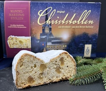 Angeschnittener Mandelstollen mit Marzipan und Dekoration