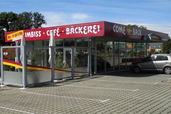 Come Back Röhrsdorf – Bäckerei, Konditorei, Imbiss, Parkplätze vorhanden Moderner Glasbau mit Beschriftung „Come back“ sowie Imbiss, Café und Bäckerei