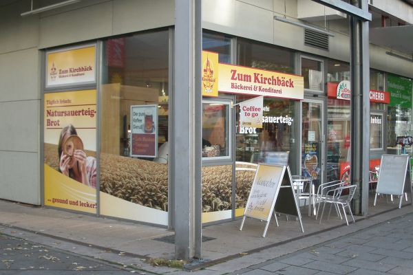 Filiale Chemnitz – Rosenhof Außenansicht der Filiale am Rosenhof in Chemnitz, außen Beschriftung „Zum Kirchbäck“