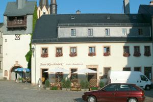 Café am Markt „Zum Kirchbäck“ Burgstädt Saniertes, altes Haus am Burgstädter Marktplatz, im Erdgeschoss befindet sich die Kirchbäck-Filiale. Im Hintergrund Kirchturm der Burgstädter Kirche.