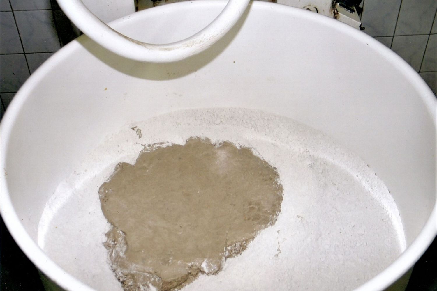 Und alles von vorn: Aus einem kleinen Stück Sauerteig wächst nach und nach unser Brotteig heran. Ein kleines Stück Natursauerteig in einer großen Schüssel.