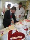 Hochzeitsmesse 2006, Regierungspräsident K. Noltze schneidet die Torte an.
