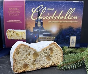 Angeschnittener Mandelstollen mit Marzipan und Dekoration