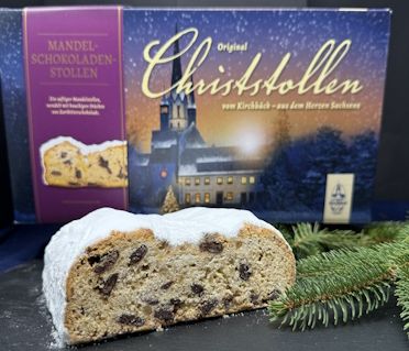 Angeschnittener Schoko-Mandelstollen mit einigen Brocken Zartbiiter-Schokolade 