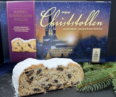Angeschnittener Schoko-Mandelstollen mit einigen Brocken Zartbiiter-Schokolade 