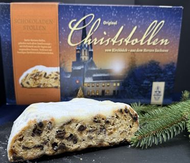 Angeschnittener Butter-Rosinen-Stollen mit zarten SchokoStücken