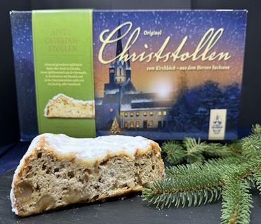 Angeschnittener Apfel-Calvados-Stollen mit dicken Marzipanstücken