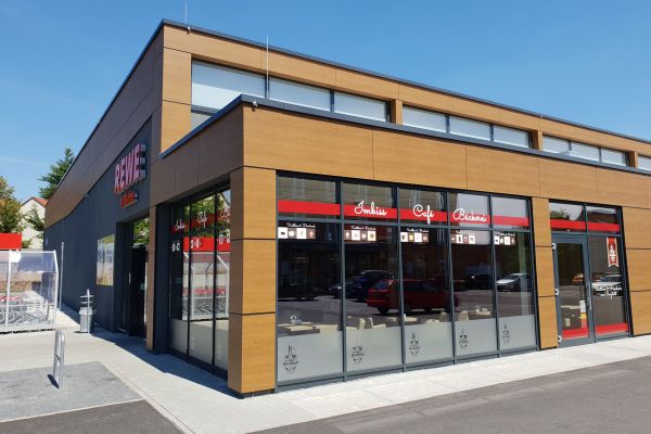 Zum Kirchbäck – REWE-Markt Burgstädt Außenansicht Rewe-Markt Burgstädt, Kirchbäck-Filiale im Anbau