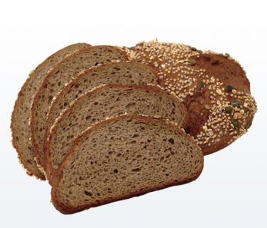 Buchweizenbrot – Bäckerei Zum Kirchbäck Burgstädt fünf Brotscheiben, dahinter dunkles Brot mit Sesam und Sonnenblumenkernen