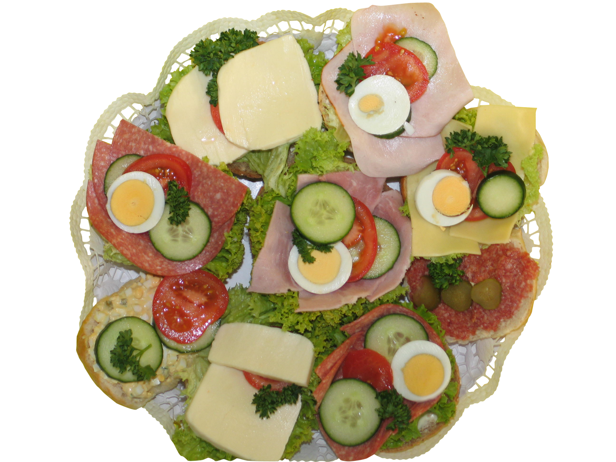 Teller mit belegten Brötchen mit Käse, Schinken, Salamie, Eiersalat, Salat, Tomaten, Gurken und Ei