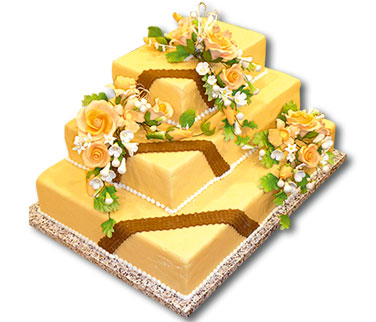 Die Sommerliche – Dreistöckige Torte mit einer Dekoration aus Zuckerblumen und farblich abgesetzten Zuckerbändern.