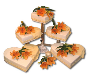 Honeymoon – Das Zusammenspiel der Farben von Blumen, Schleier und Eindeckung macht den Reiz dieser herzförmigen Torte aus.