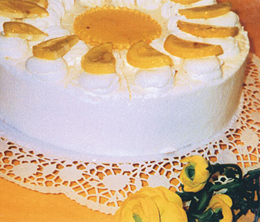 Zitronen-Sahnetorte – Spritzige Zitronensahne auf leichten Bisquitböden, als Deko gelierte Zitronenscheiben